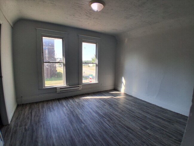 Building Photo - 915 N Bowman Ave