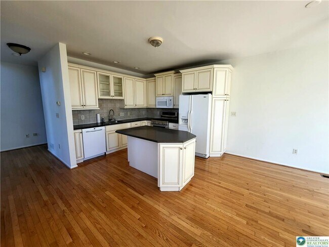 Building Photo - 5215 Spring Ridge Dr E