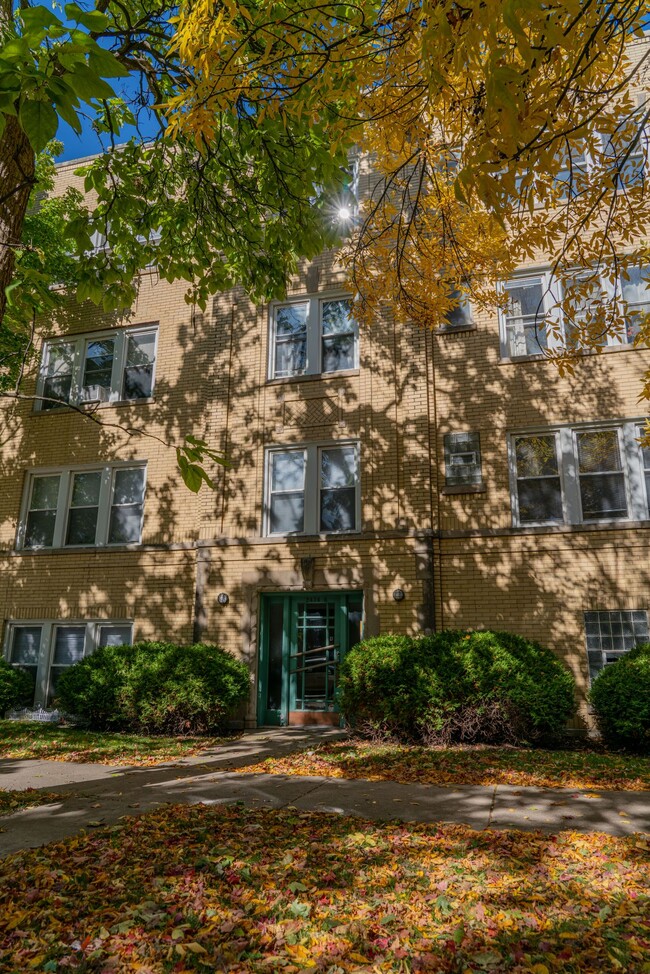 Building Photo - Ravenswood - 1 Bedroom / 1 Bath - Heat Inc...