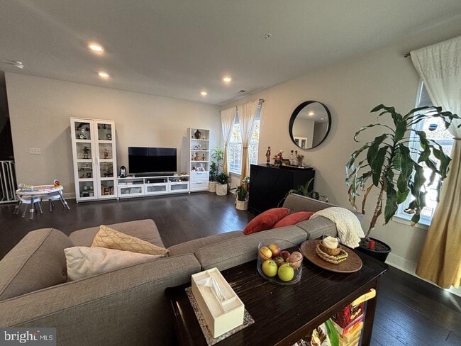 Building Photo - 983 Skylar Ct.