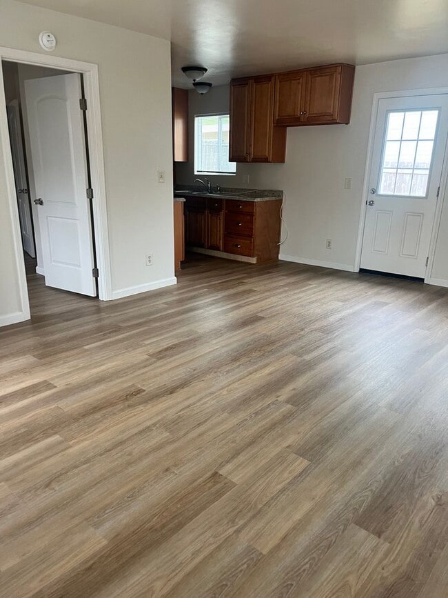 Building Photo - Close to beach