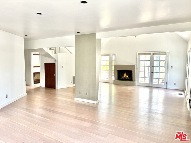 Building Photo - 1153 N Poinsettia Pl