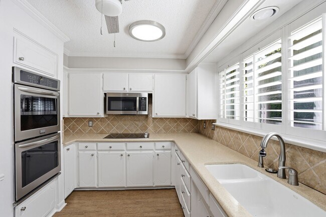 Building Photo - Amazing in Arlington