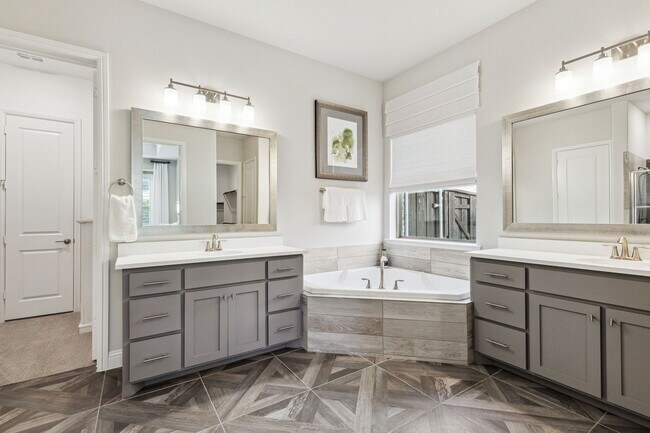 Master bath with dual sinks, garden tub - 2871 Cannon Dr