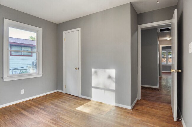 Building Photo - 402 Carver Ave