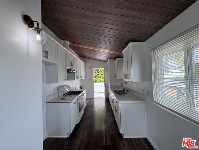 Building Photo - 4419 W Rosecrans Ave