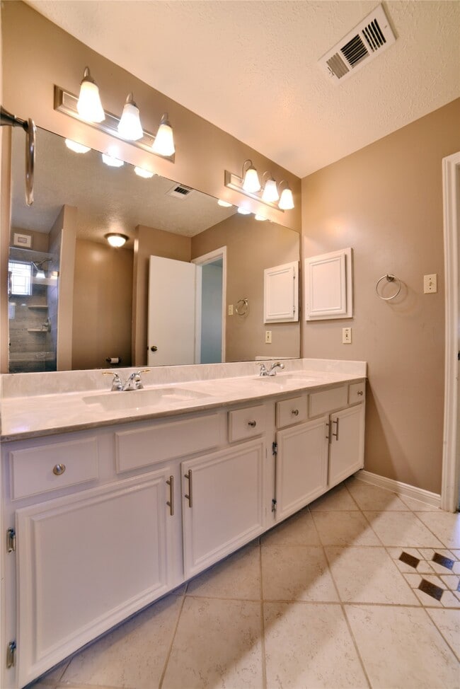 Building Photo - 4611 Kimball Dr