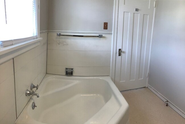 Building Photo - Large home/3bed 3 bath with bonus/office room just outside of PSNS and close to Bremerton Ferry