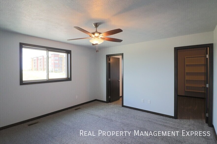 Building Photo - Amazing 4 Bedroom 3.5 Bathroom Townhome in Sioux Falls