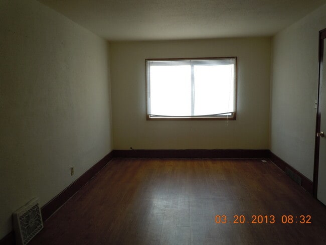 Building Photo - 522 9th St SE
