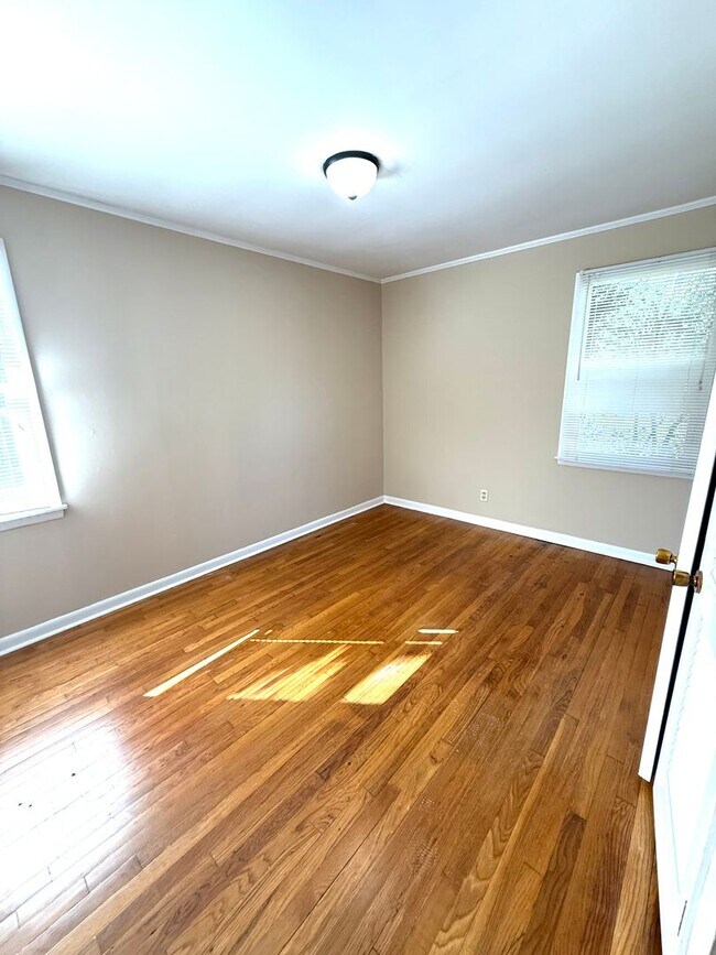Building Photo - ** 3 bed 1 bath located in Forest Hills ** Call 334-366-9198 to schedule a self showing