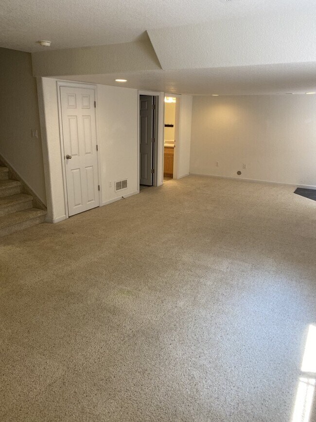 Building Photo - AVAILABLE SEPTEMBER! Charming Townhome in ...