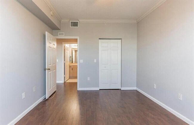 Building Photo - 533 NE 3rd Ave