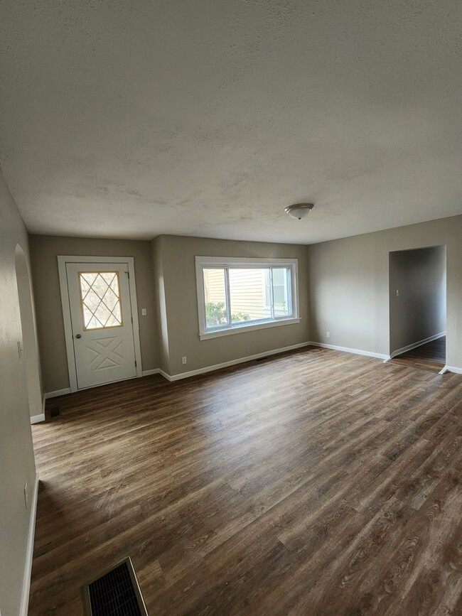 Building Photo - Newly Remodeled 6 Bedroom 1.5 Bath - Willi...