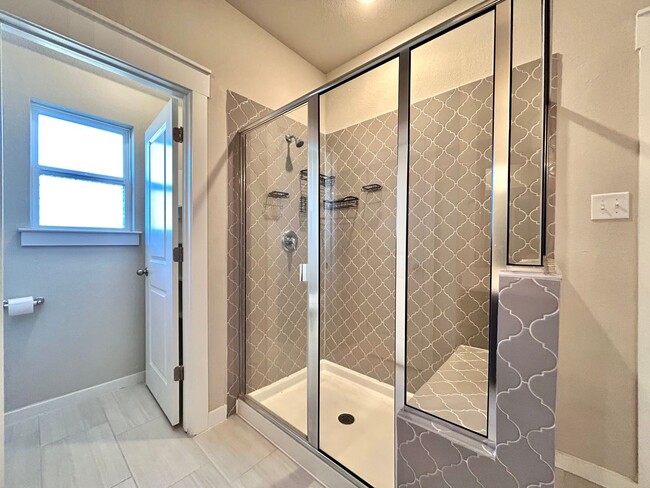 Building Photo - Charming 3 Bed / 2.5 Bath Family Home