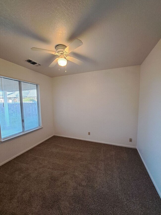 Building Photo - RENT REDUCE & MOVE IN SPECIAL: 1ST MONTH RENT FREE - Spacious 3-Bedroom Home Steps from Addams El...