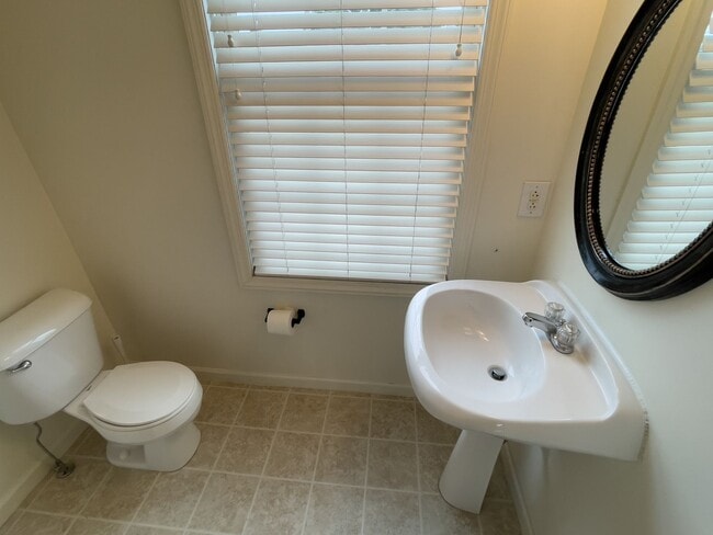 Building Photo - 3BR/ 2.5 Bath Modern Townhouse