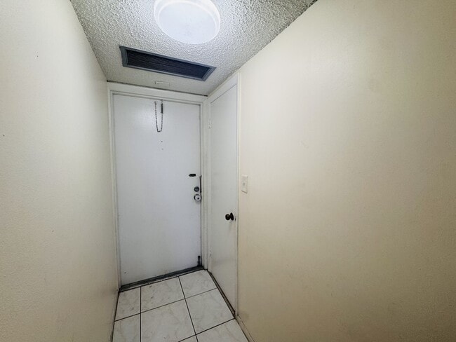 Building Photo - 8025 S Colony Cir