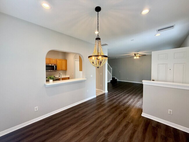 Building Photo - Clean and Comfortable 3 Bedroom Townhome