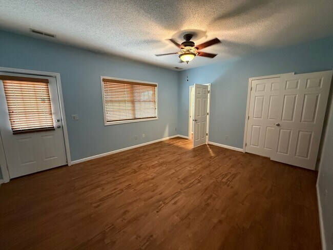 Building Photo - 1526 Circle Dr