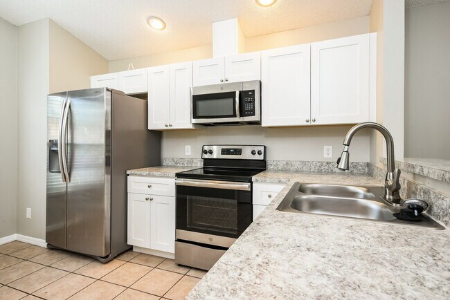 Building Photo - 1800 Grasmere Dr