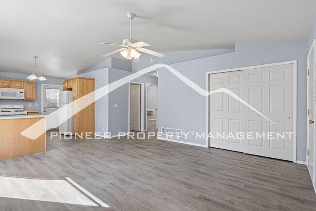 Building Photo - Prime Location - 2 bd, 2 bath, washer/drye...