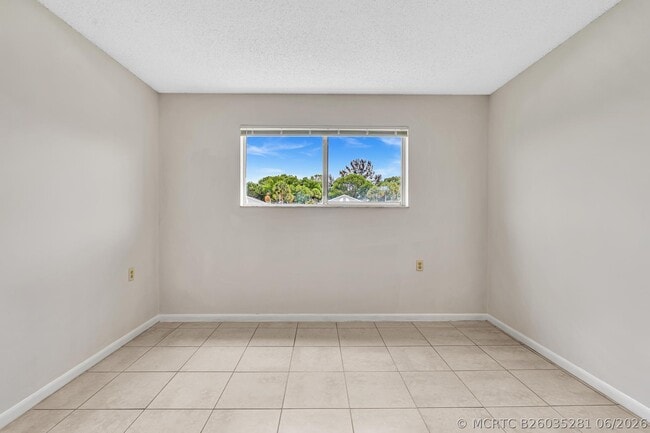 Building Photo - 1020 Lake Victoria Dr