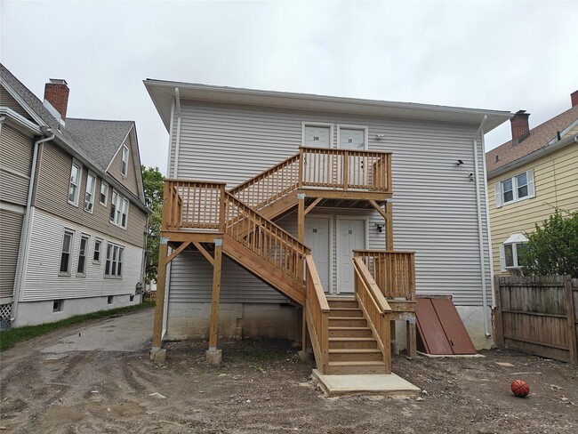 Building Photo - 372 Mansion St