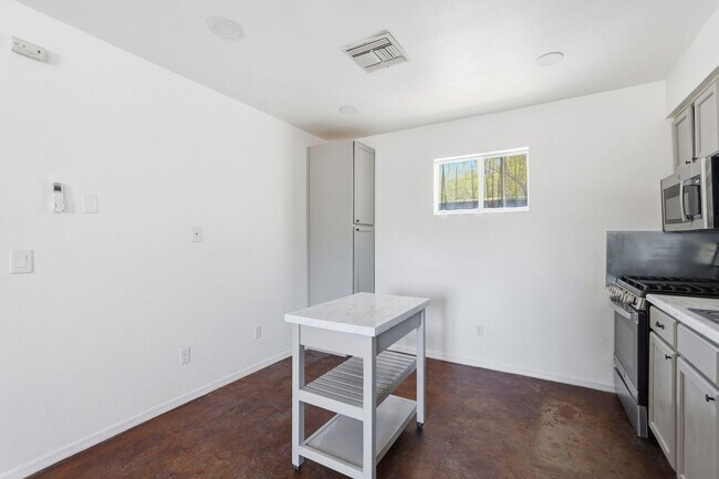 Building Photo - 1226 E Elm St