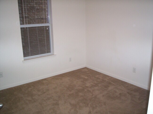 Building Photo - 2203 Botanical Dr