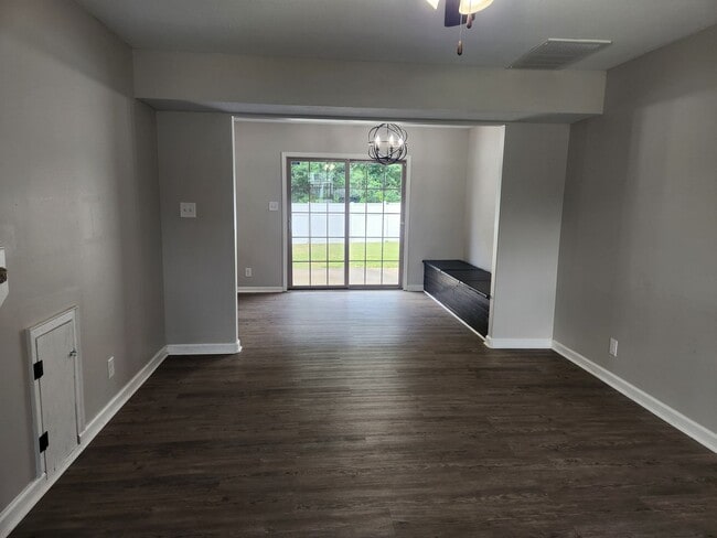 Building Photo - Welcome to Clarksville!