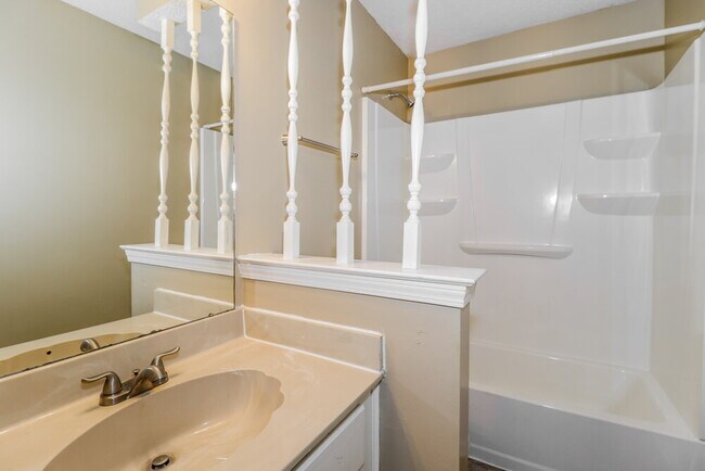 Building Photo - 7644 Valley Glen Dr