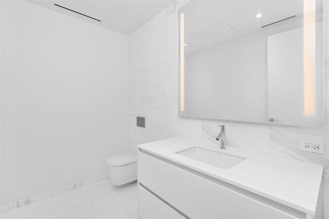 Building Photo - 300 Biscayne Blvd Way