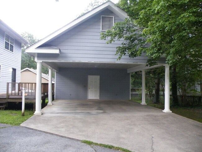 Building Photo - 3 bedroom Signal Mountain Home!