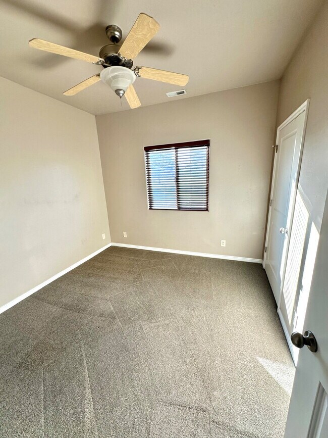 Building Photo - Well-maintained 3 bed/2 bath condo near Sky Mountain golf course.