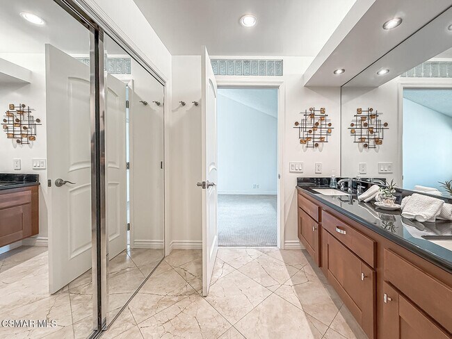 Building Photo - 576 Calle De Las Ovejas