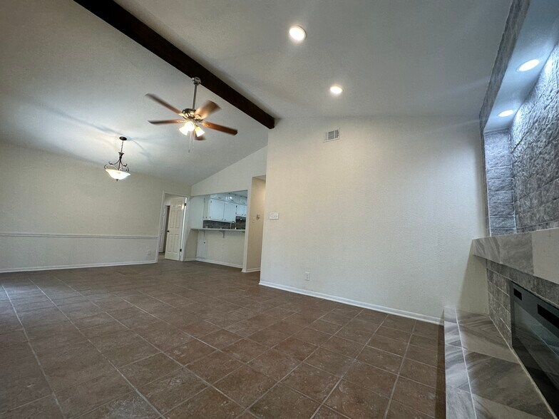 Building Photo - 517 Versailles St