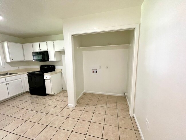 Building Photo - 3 Bedroom / 1 Bath in Apartment in Truman Available Now!