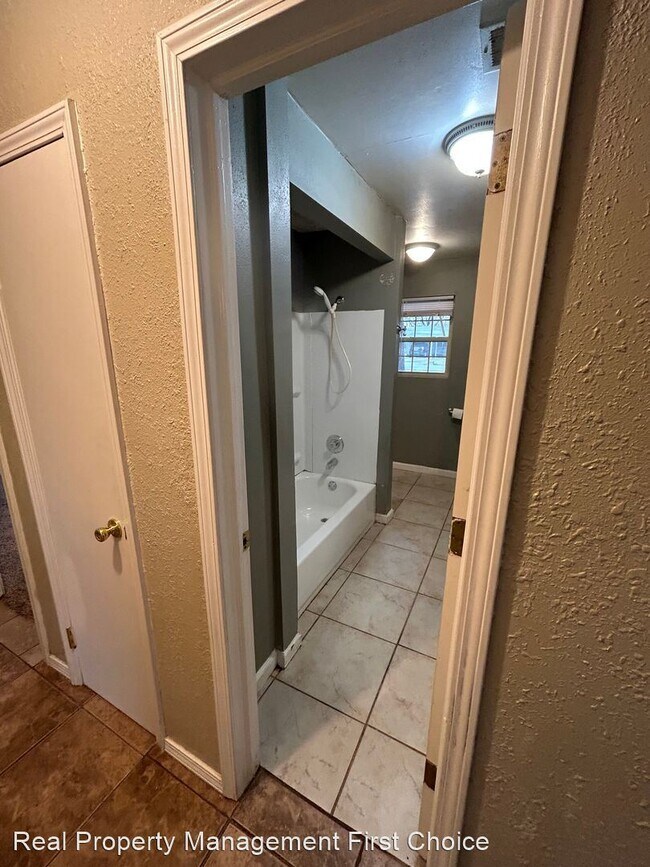 Building Photo - 3 br, 1 bath House - 905 W Denver