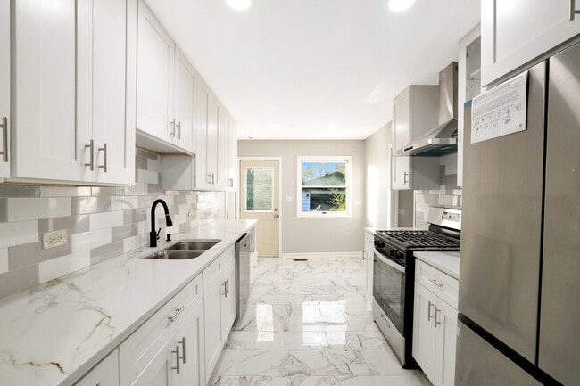 Building Photo - 75 Carthage Ln