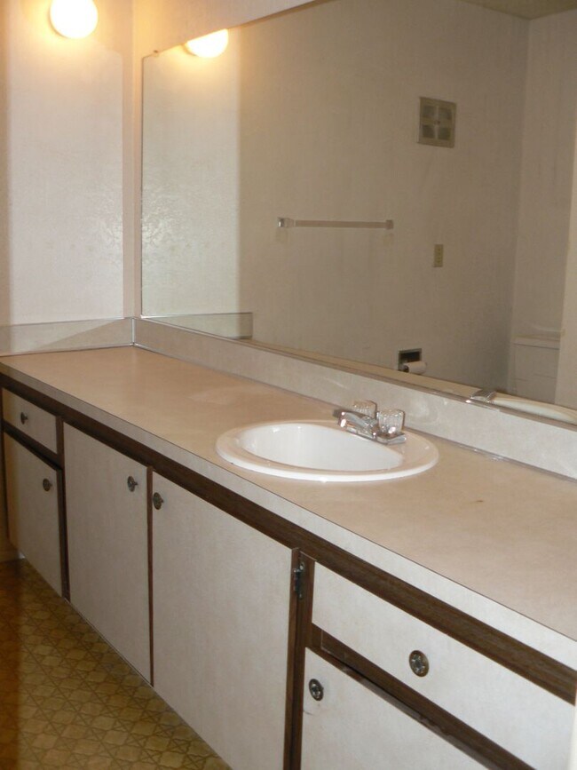 Building Photo - Cozy Studio Condo at Gated, Sixty-01 Complex!