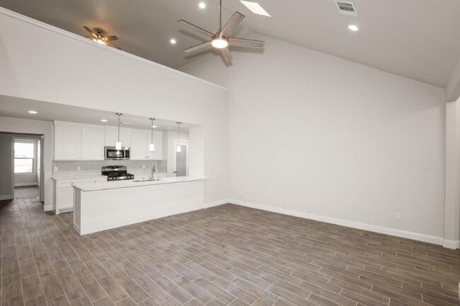 Building Photo - 7627 Woodford Ave
