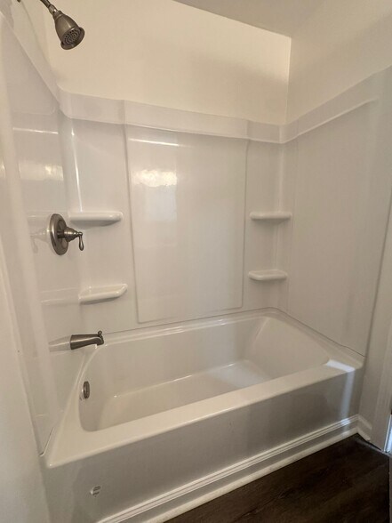 Main Bathroom - 416 West Lakeside avenue