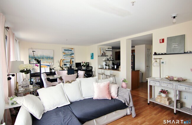 Building Photo - 300 Broad St