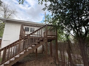 Building Photo - Charming 1 Bed Apartment | Hardwood Floors + Near Downtown!