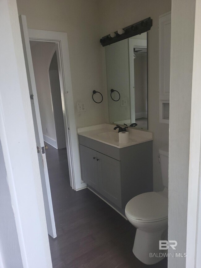 Building Photo - 503 S Cedar St