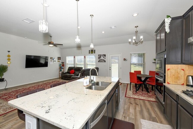Building Photo - Nestled in the highly sought-after Scenic ...