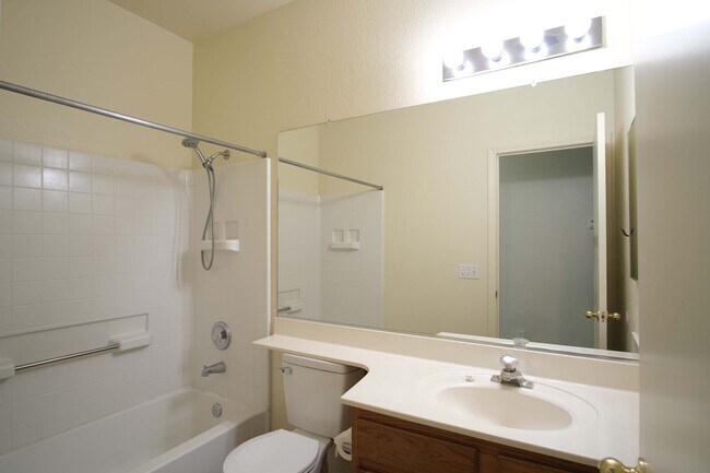 Building Photo - 3 Bedroom 2 bath!