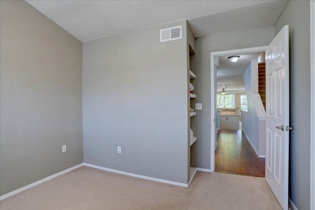 Building Photo - Beautiful 2bed/2bath/1car garage in Louisv...