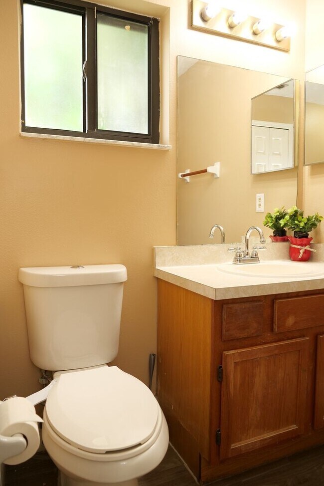 Building Photo - Spacious & Bright 2BD/1BA Home – Move-In R...